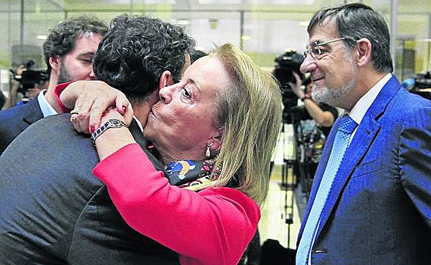 Marisa Galarraga abraza a su hijo Iñigo en presencia de su otro hijo, Jordi, y del presidente del TSJPV, Juan Luis Ibarra. 