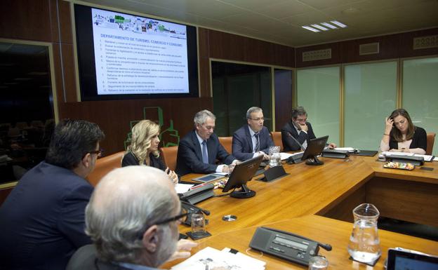 El consejero Alfredo Retortillo junto a miembros de su departamento en la presentación de esta mañana.