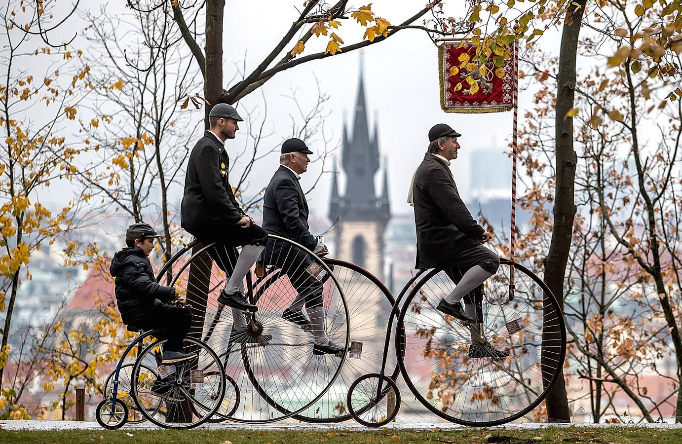 Decenas de aficionados a las bicicletas de rueda alta se han dado cita en la capital checa para competir en la tradicional 'Milla de Praga'. Según los organizadores, el evento ha cerrado la edición de este año sin accidentes que reseñar. El asunto no es baladí pues no son raras las caídas en una prueba en la que los participantes, además de elegancia y capacidad de pedaleo, han de mostrar pericia a la hora de encaramarse al sillín de unas monturas cuya rueda delantera tiene un diámetro cercano al metro y medio. 