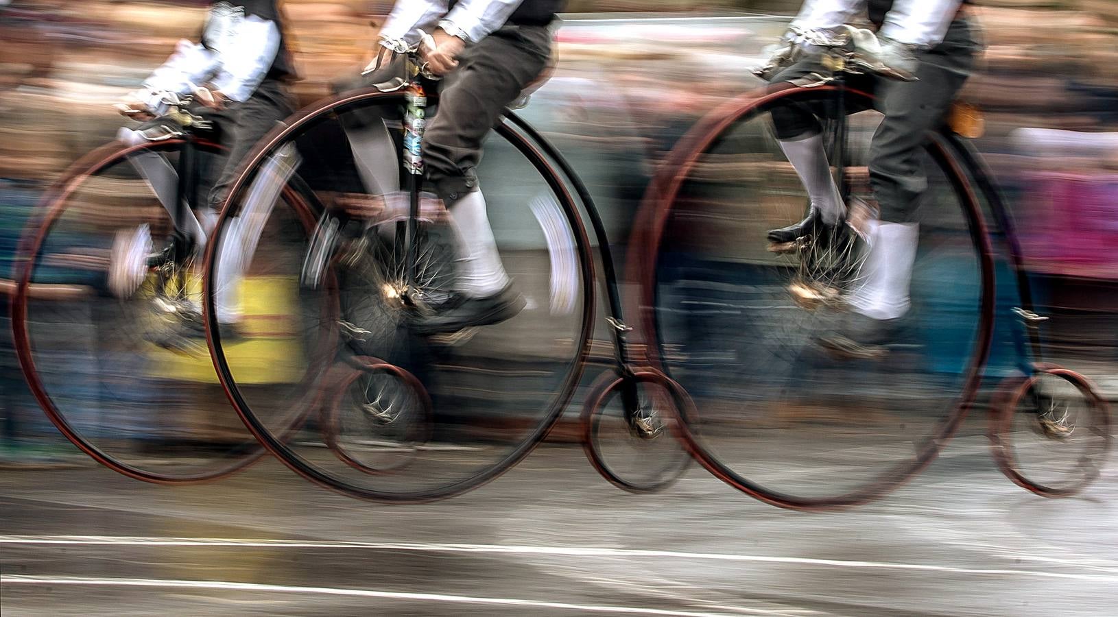 Decenas de aficionados a las bicicletas de rueda alta se han dado cita en la capital checa para competir en la tradicional 'Milla de Praga'. Según los organizadores, el evento ha cerrado la edición de este año sin accidentes que reseñar. El asunto no es baladí pues no son raras las caídas en una prueba en la que los participantes, además de elegancia y capacidad de pedaleo, han de mostrar pericia a la hora de encaramarse al sillín de unas monturas cuya rueda delantera tiene un diámetro cercano al metro y medio. 