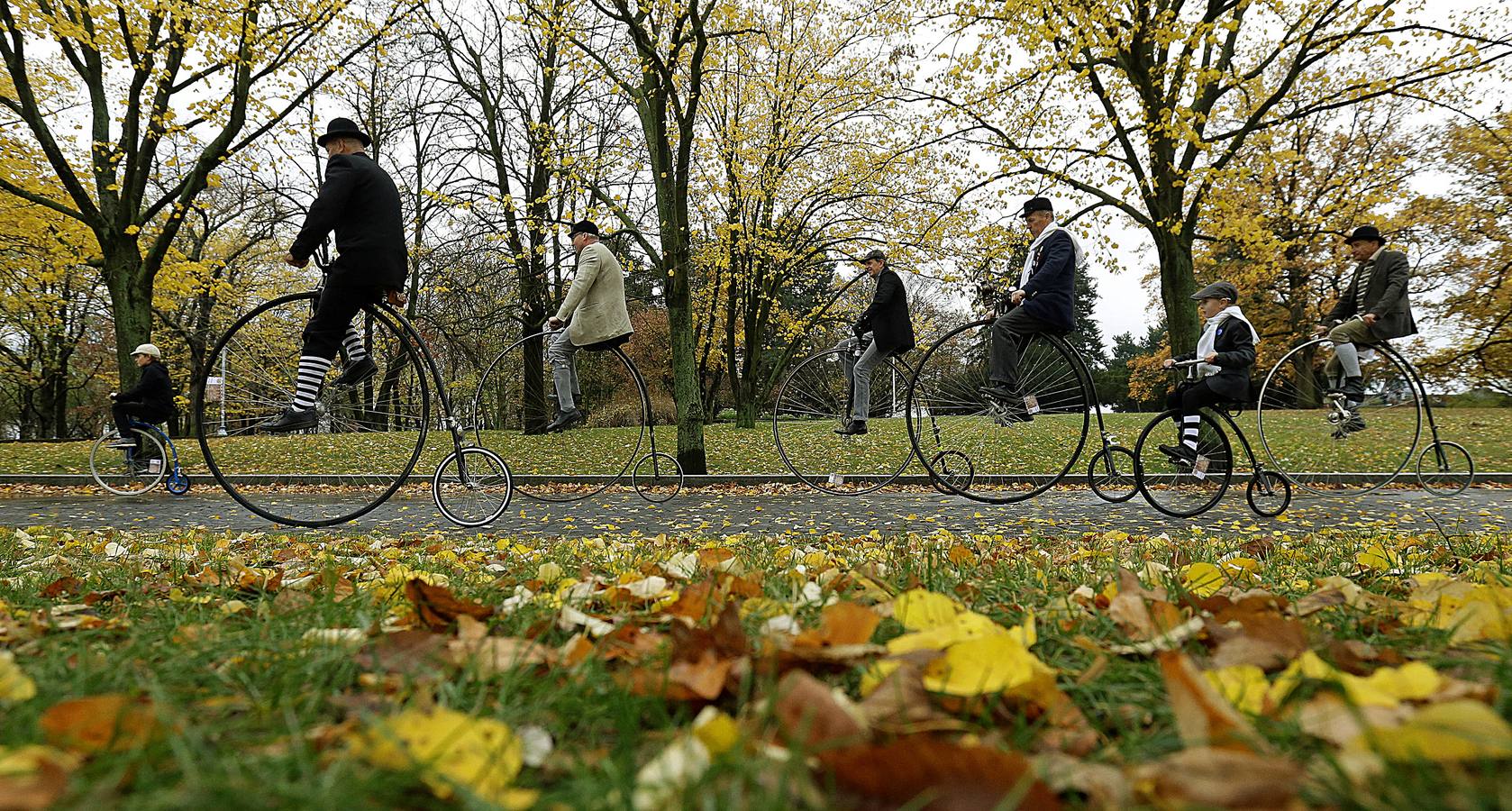 Decenas de aficionados a las bicicletas de rueda alta se han dado cita en la capital checa para competir en la tradicional 'Milla de Praga'. Según los organizadores, el evento ha cerrado la edición de este año sin accidentes que reseñar. El asunto no es baladí pues no son raras las caídas en una prueba en la que los participantes, además de elegancia y capacidad de pedaleo, han de mostrar pericia a la hora de encaramarse al sillín de unas monturas cuya rueda delantera tiene un diámetro cercano al metro y medio. 