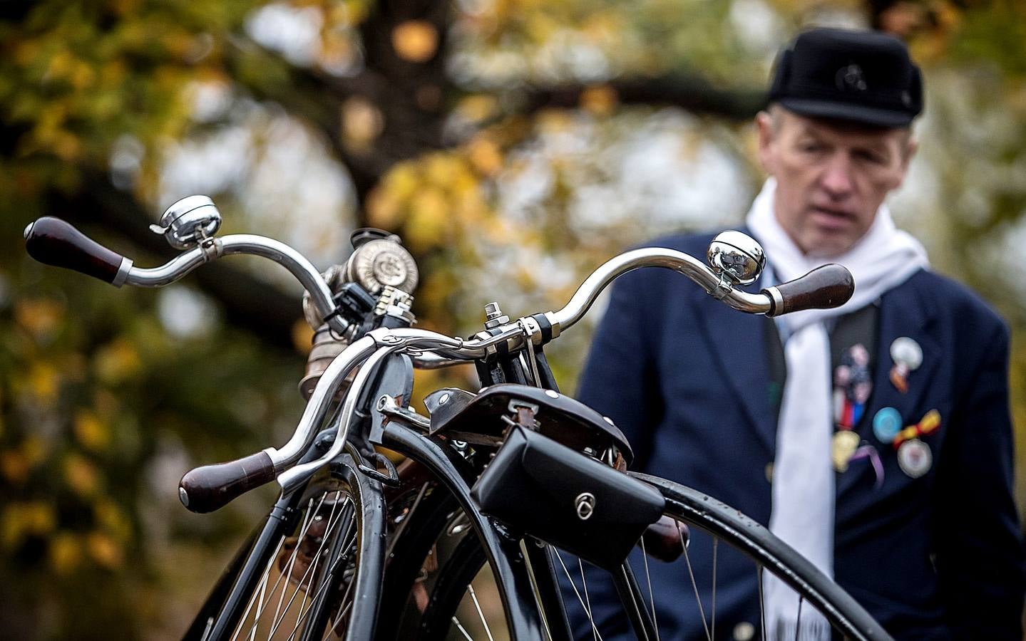 Decenas de aficionados a las bicicletas de rueda alta se han dado cita en la capital checa para competir en la tradicional 'Milla de Praga'. Según los organizadores, el evento ha cerrado la edición de este año sin accidentes que reseñar. El asunto no es baladí pues no son raras las caídas en una prueba en la que los participantes, además de elegancia y capacidad de pedaleo, han de mostrar pericia a la hora de encaramarse al sillín de unas monturas cuya rueda delantera tiene un diámetro cercano al metro y medio. 