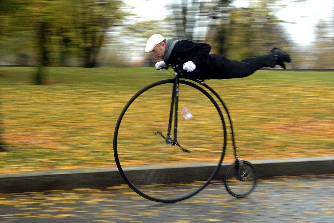 Decenas de aficionados a las bicicletas de rueda alta se han dado cita en la capital checa para competir en la tradicional 'Milla de Praga'. Según los organizadores, el evento ha cerrado la edición de este año sin accidentes que reseñar. El asunto no es baladí pues no son raras las caídas en una prueba en la que los participantes, además de elegancia y capacidad de pedaleo, han de mostrar pericia a la hora de encaramarse al sillín de unas monturas cuya rueda delantera tiene un diámetro cercano al metro y medio. 