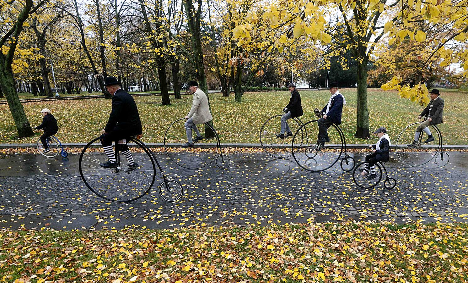 Decenas de aficionados a las bicicletas de rueda alta se han dado cita en la capital checa para competir en la tradicional 'Milla de Praga'. Según los organizadores, el evento ha cerrado la edición de este año sin accidentes que reseñar. El asunto no es baladí pues no son raras las caídas en una prueba en la que los participantes, además de elegancia y capacidad de pedaleo, han de mostrar pericia a la hora de encaramarse al sillín de unas monturas cuya rueda delantera tiene un diámetro cercano al metro y medio. 