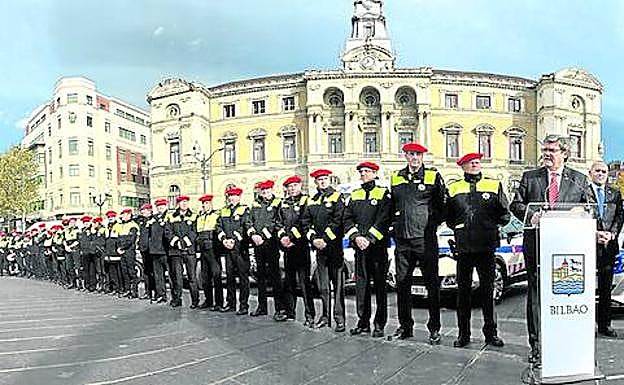 Una numerosa representación de mandos y agentes del cuerpo acudió a la celebración del aniversario en las inmediaciones del Ayuntamiento. 