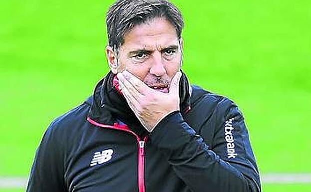 Berizzo, pensativo en un entrenamiento en Lezama.