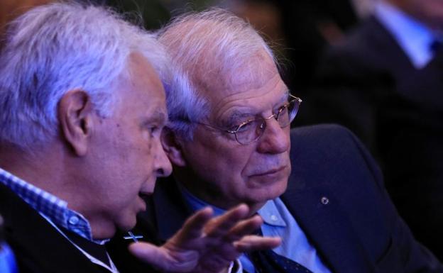 El expresidente del Gobierno Felipe González (i) conversa con el ministro de Exteriores, Josep Borrell.