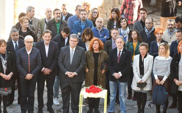 Imagen del homenaje del Ayuntamiento de Bilbao, con el alcalde a la cabeza, a las víctimas en el Día de la Memoria.