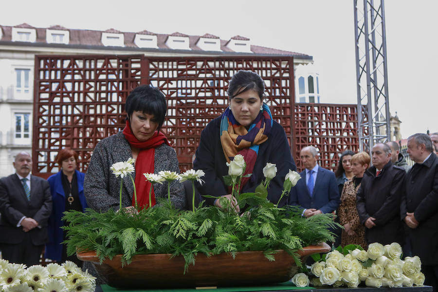 Fotos: Homenaje en el Parlamento vasco a las víctimas en el Día de la Memoria