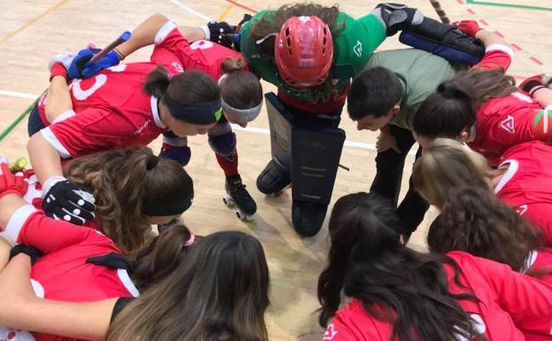 El Aurrera de hockey patines durante un partido en el polideportivo Ariznabarra