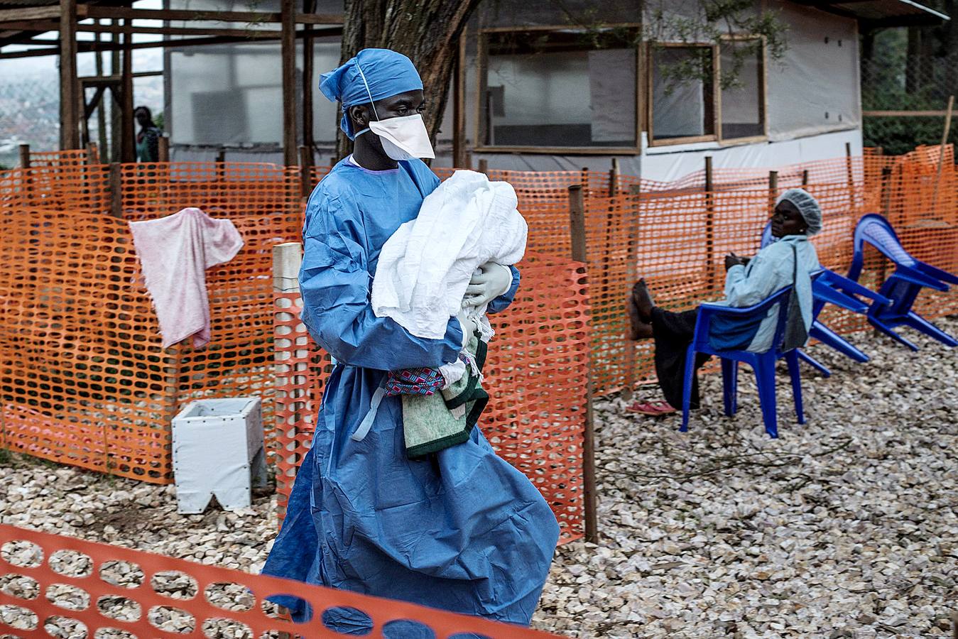 La epidemia de ébola declarada en agosto en el noreste de la República del Congo ya es la mayor en la historia del país por el número de contagios y la tercera más mortífera. A la gravedad de la situación se añaden el rechazo cultural de la población hacia esta enfermedad y las agresiones a las que se enfrentan los equipos médicos en un inestable territorio en el que operan decenas de grupos armados. Las imágenes muestran la actividad de Médicos Sin Fronteras en la localidad de Bunia.