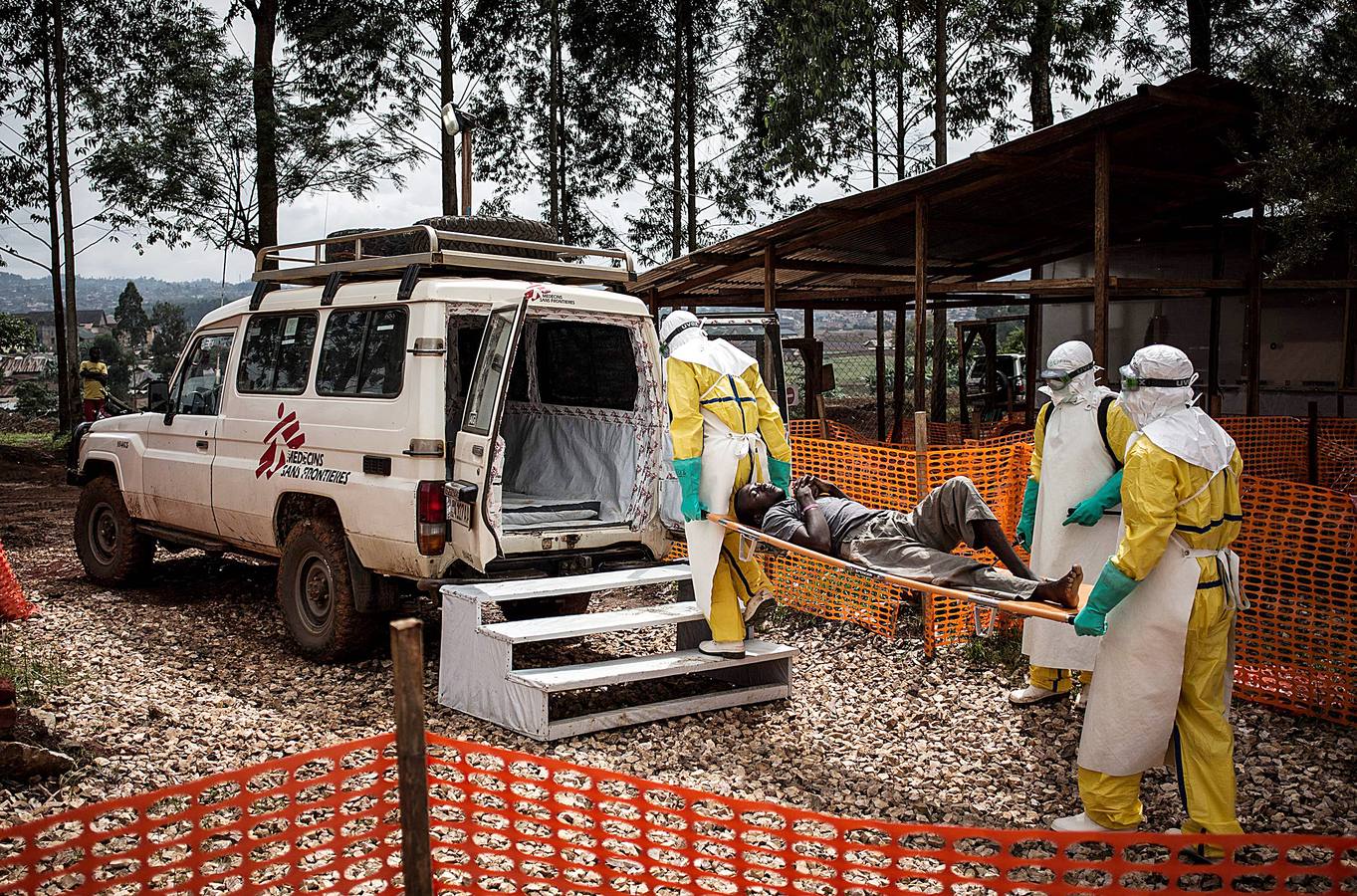 La epidemia de ébola declarada en agosto en el noreste de la República del Congo ya es la mayor en la historia del país por el número de contagios y la tercera más mortífera. A la gravedad de la situación se añaden el rechazo cultural de la población hacia esta enfermedad y las agresiones a las que se enfrentan los equipos médicos en un inestable territorio en el que operan decenas de grupos armados. Las imágenes muestran la actividad de Médicos Sin Fronteras en la localidad de Bunia.