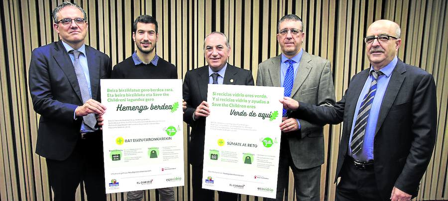 De izquierda a derecha, Íñigo Barrenechea, director general de EL CORREO; Iker Alcántara, de Save The Children; el consejero vasco de Medio Ambiente, Iñaki Arriola; Óscar Acedo, gerente de la zona norte de Ecovidrio, y José Miguel Santamaría, director de EL CORREO.