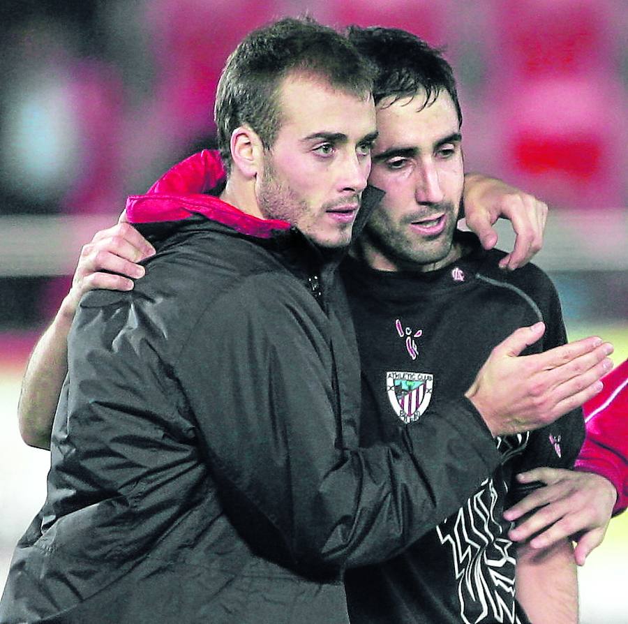 Yeste y Prieto celebran la victoria en Mallorca en noviembre de 2005.