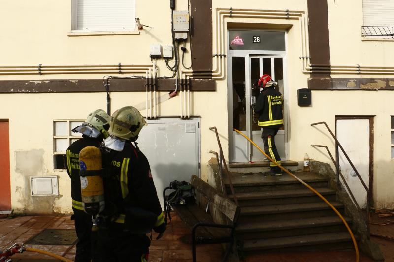 Fotos: Nuevo incendio en el edificio de Aretxabaleta donde murió calcinado un hombre el mes pasado