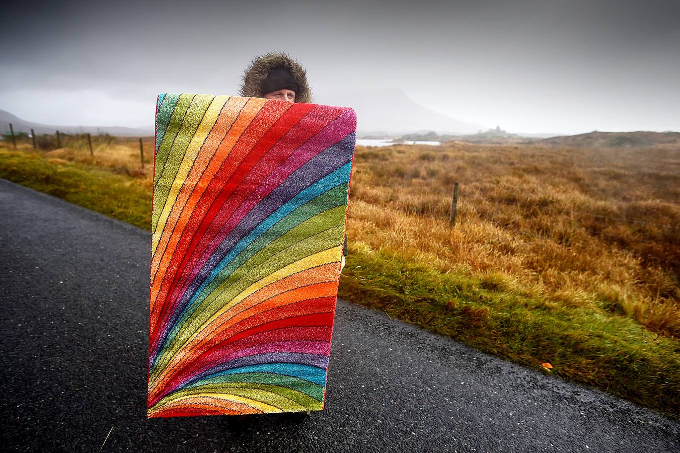 Maam Cross es una encrucijada en Connemara, condado de Galway, Irlanda. En ella se desarrolla una de las ferias agrícolas y de ganado más tradicionales en la que los granjeros locales venden los excedentes de producción para complementar sus exiguos ingresos. Este año premiará al mejor de los populares ponis de Connemara y quienes asistan podrán participar en el campeonato de lanzamiento de herradura. 