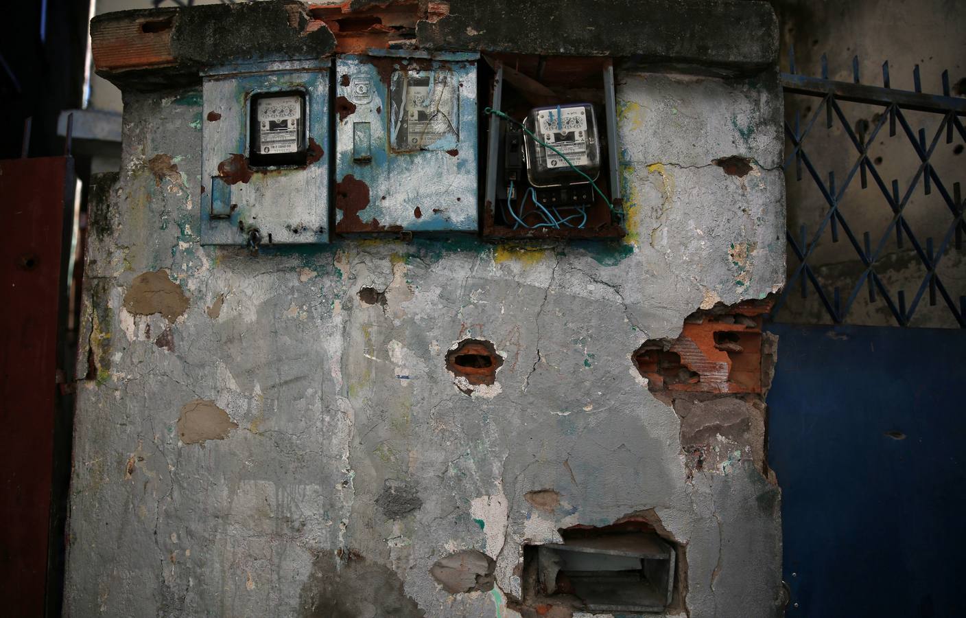 Hace unos pocos meses, Eduarda Lopes, de 13 años (en un tobogán con un móvil en las manos), vio cómo a su madre, Valdilene, la mataba una bala perdida en el barrio de Manguinhos en Río de Janeiro. Una de tantas muertes absurdas fruto de una violencia creciente que atrapa a Brasil en el incesante fuego cruzado entre pandillas y policías. Sólo en el estado de Río se han producido más de 4.500 asesinatos durante los primeros ocho meses de 2018, un 6 % más que en el mismo período de 2017.