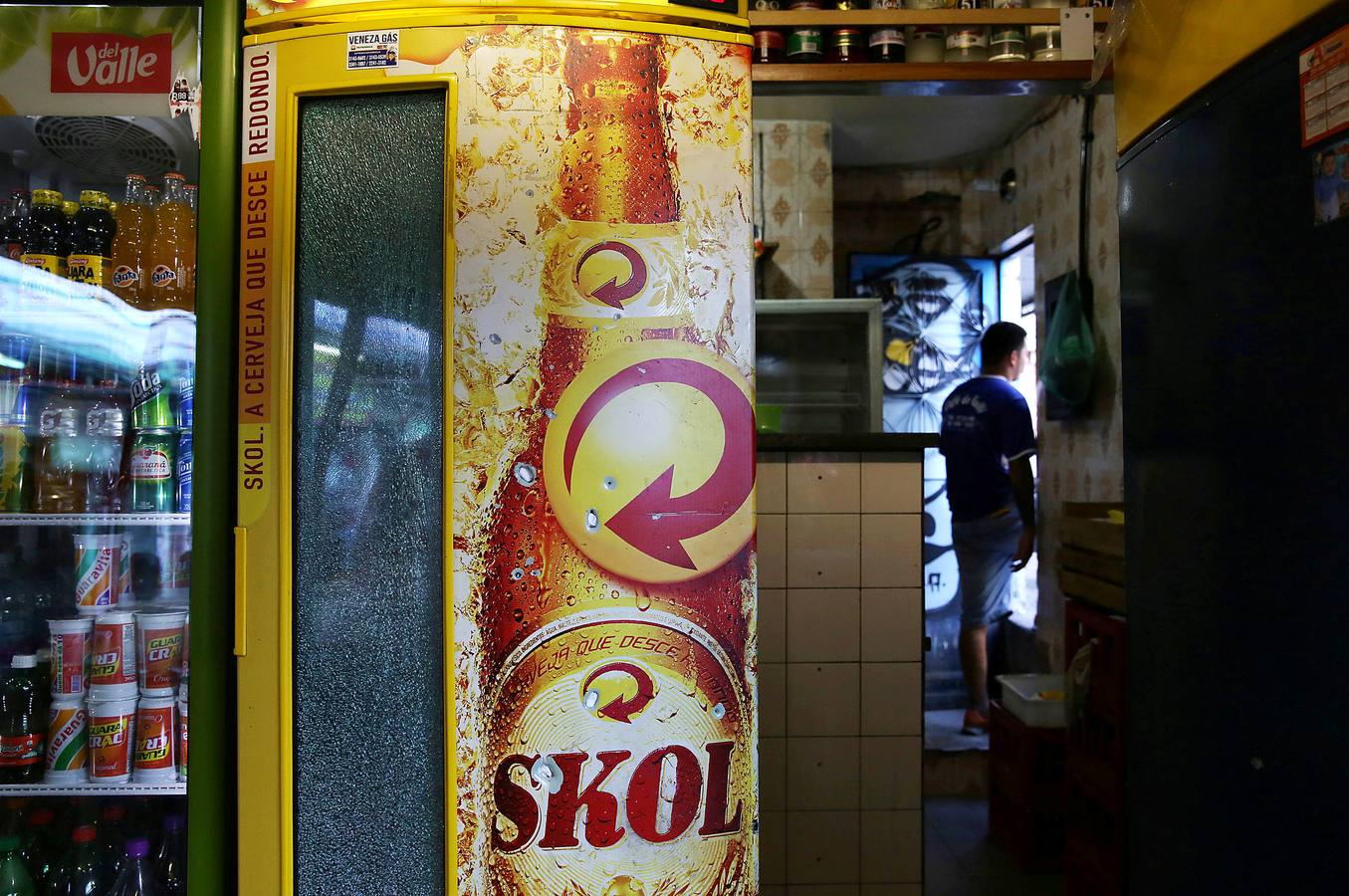 Hace unos pocos meses, Eduarda Lopes, de 13 años (en un tobogán con un móvil en las manos), vio cómo a su madre, Valdilene, la mataba una bala perdida en el barrio de Manguinhos en Río de Janeiro. Una de tantas muertes absurdas fruto de una violencia creciente que atrapa a Brasil en el incesante fuego cruzado entre pandillas y policías. Sólo en el estado de Río se han producido más de 4.500 asesinatos durante los primeros ocho meses de 2018, un 6 % más que en el mismo período de 2017.