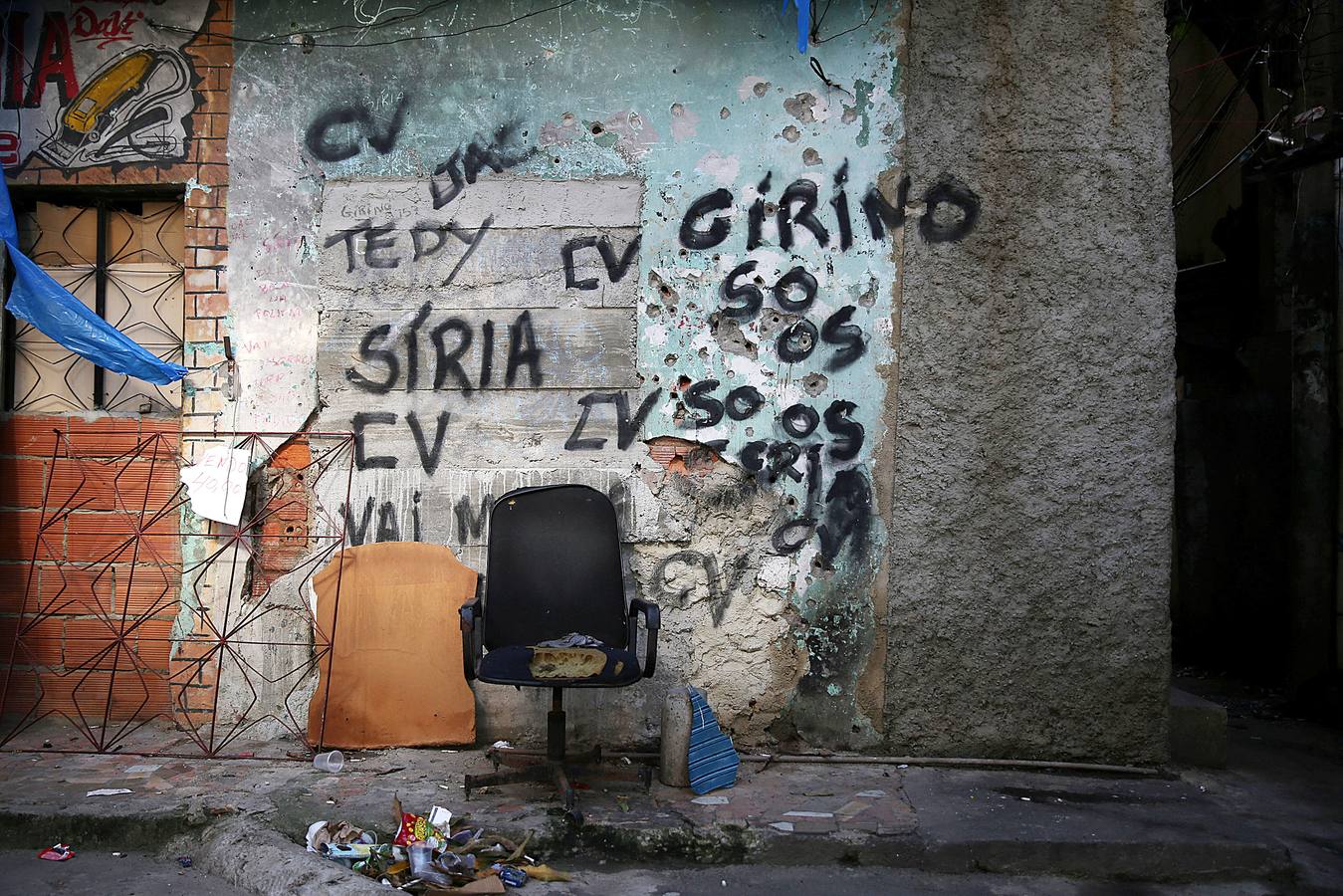 Hace unos pocos meses, Eduarda Lopes, de 13 años (en un tobogán con un móvil en las manos), vio cómo a su madre, Valdilene, la mataba una bala perdida en el barrio de Manguinhos en Río de Janeiro. Una de tantas muertes absurdas fruto de una violencia creciente que atrapa a Brasil en el incesante fuego cruzado entre pandillas y policías. Sólo en el estado de Río se han producido más de 4.500 asesinatos durante los primeros ocho meses de 2018, un 6 % más que en el mismo período de 2017.