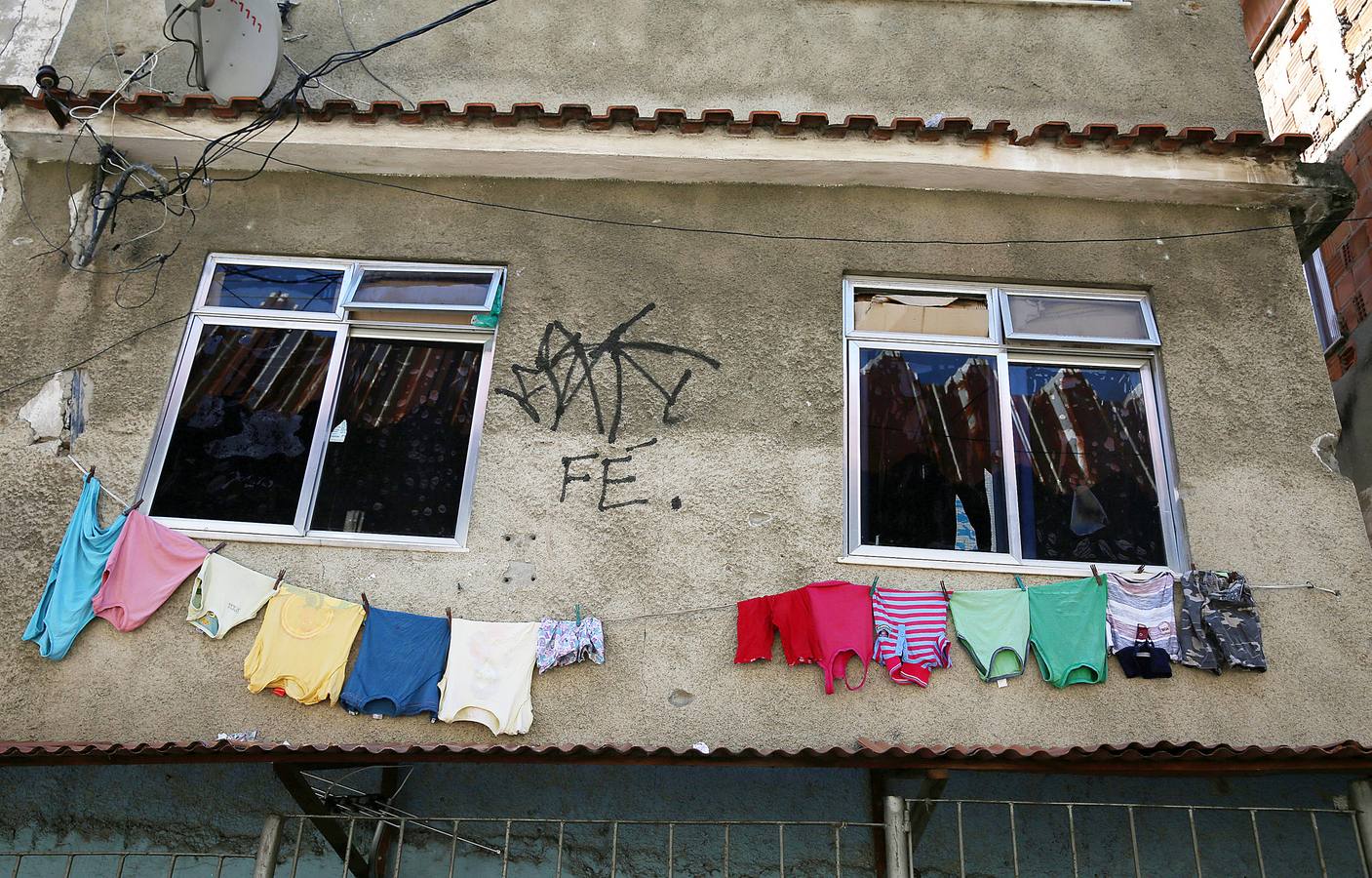 Hace unos pocos meses, Eduarda Lopes, de 13 años (en un tobogán con un móvil en las manos), vio cómo a su madre, Valdilene, la mataba una bala perdida en el barrio de Manguinhos en Río de Janeiro. Una de tantas muertes absurdas fruto de una violencia creciente que atrapa a Brasil en el incesante fuego cruzado entre pandillas y policías. Sólo en el estado de Río se han producido más de 4.500 asesinatos durante los primeros ocho meses de 2018, un 6 % más que en el mismo período de 2017.