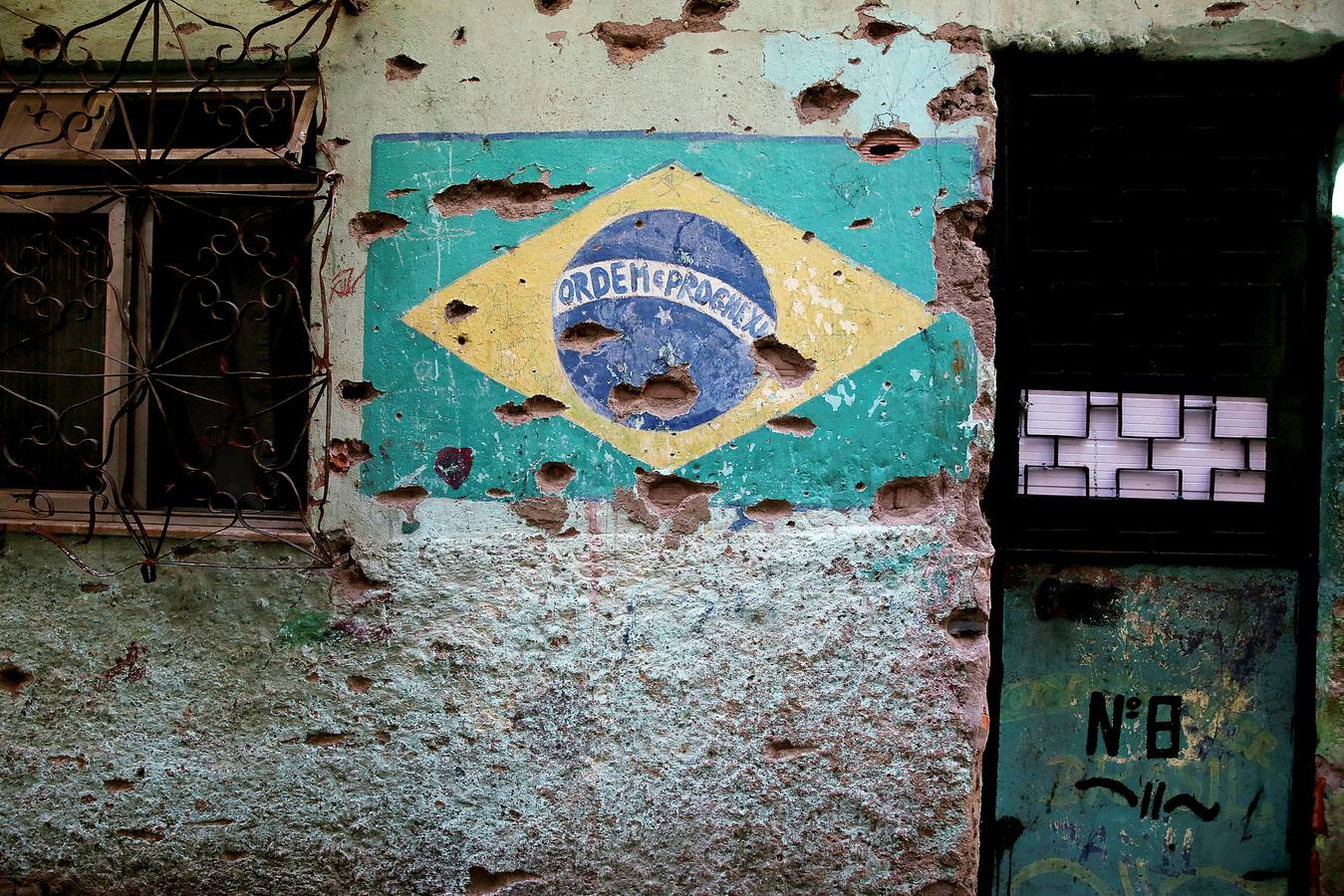 Hace unos pocos meses, Eduarda Lopes, de 13 años (en un tobogán con un móvil en las manos), vio cómo a su madre, Valdilene, la mataba una bala perdida en el barrio de Manguinhos en Río de Janeiro. Una de tantas muertes absurdas fruto de una violencia creciente que atrapa a Brasil en el incesante fuego cruzado entre pandillas y policías. Sólo en el estado de Río se han producido más de 4.500 asesinatos durante los primeros ocho meses de 2018, un 6 % más que en el mismo período de 2017.