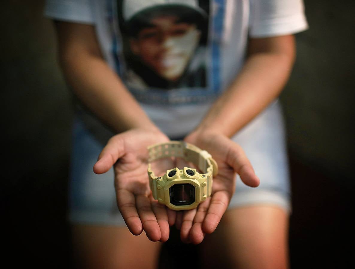 Hace unos pocos meses, Eduarda Lopes, de 13 años (en un tobogán con un móvil en las manos), vio cómo a su madre, Valdilene, la mataba una bala perdida en el barrio de Manguinhos en Río de Janeiro. Una de tantas muertes absurdas fruto de una violencia creciente que atrapa a Brasil en el incesante fuego cruzado entre pandillas y policías. Sólo en el estado de Río se han producido más de 4.500 asesinatos durante los primeros ocho meses de 2018, un 6 % más que en el mismo período de 2017.