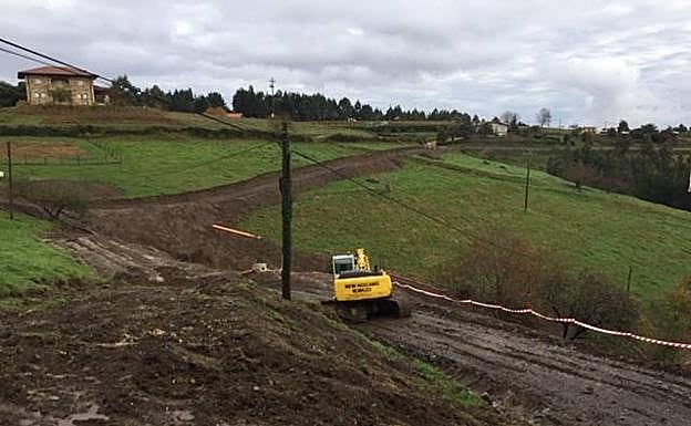 Las excavadoras preparan el terreno para la depuración ecológica de las aguas del barrio Merru.