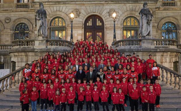 El equipo BM Bilbao y el club Santutxu al completo en el Ayuntamiento de Bilbao