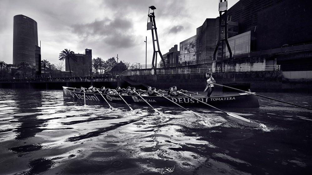 El equipo femenino de remeras de Deusto boga «por la igualdad, dentro y fuera del agua».