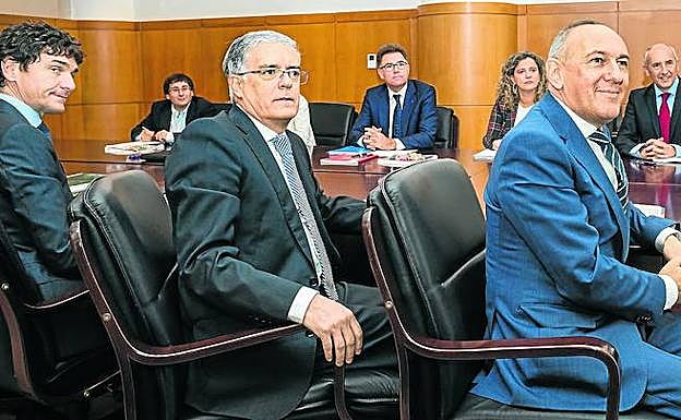 Imagen de la última reunión del Consejo Vasco de Finanzas, celebrada en octubre, presidido por el consejero Pedro Azpiazu. 