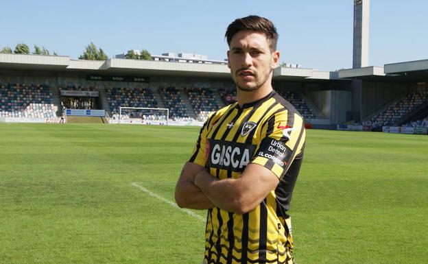 Álvaro Arencibia posando con la gualdinegra en Lasesarre. 