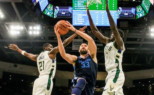 Marc Gasol entra a canasta. 