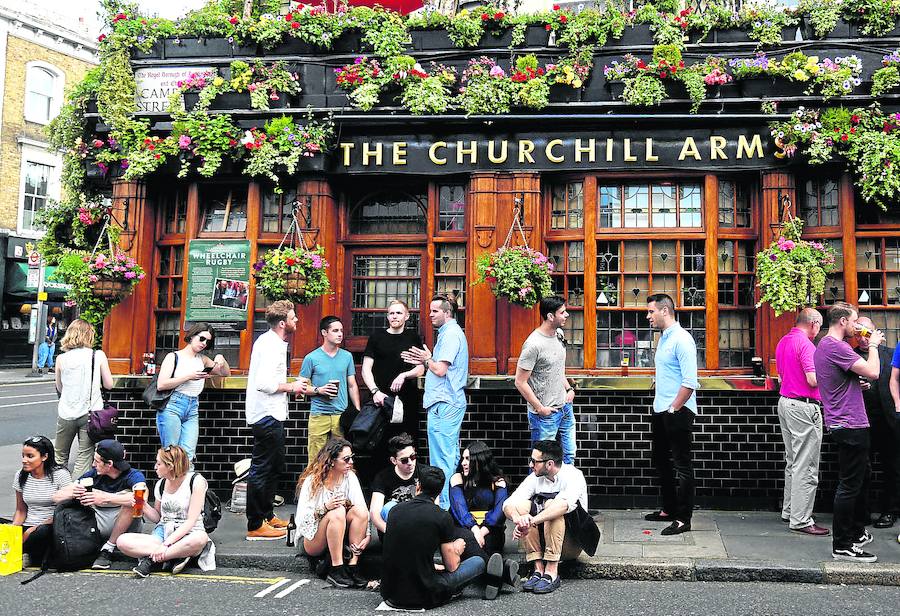 Lleno de flores y repleto de recuerdos del estadista, 'The Churchill Arms' es uno de los pubs más reconocidos y famosos de Londres. 