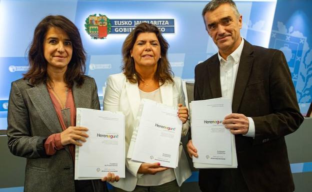 Aintzane Ezenarro, Maite Alonso y Jonan Fernández, en la presentación del programa educativo.