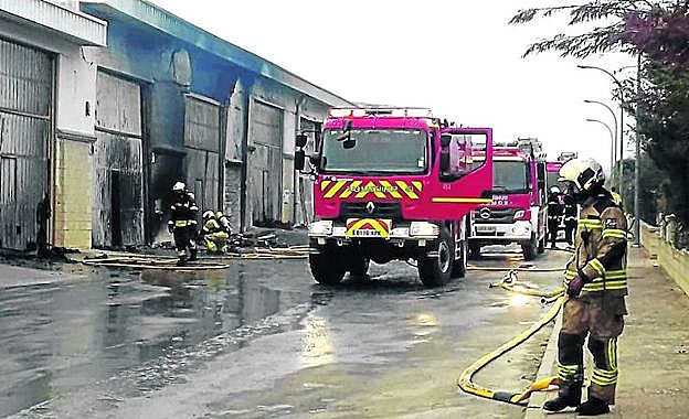Los bomberos tuvieron que emplearse a fondo para sofocar el fuego que destruyó 15 pabellones en el polígono El Portillo.