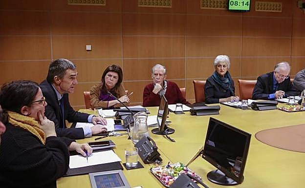 Jonan Fernandez (izda) da sus explicaciones en presencia de Juan Pablo Fusi, Mari Carmen Garmendia y Mariano Ferrer. 