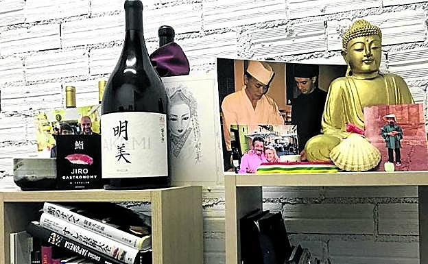 Un Buda, fotos, una botella y libros componen el pequeño altar de Félix Jiménez.