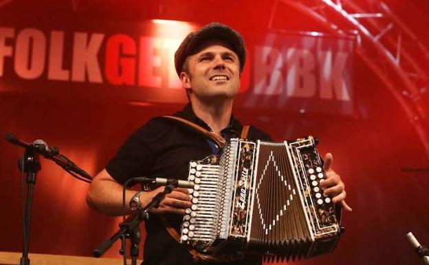 El trikitilari durante un concierto en el Getxo Folk.