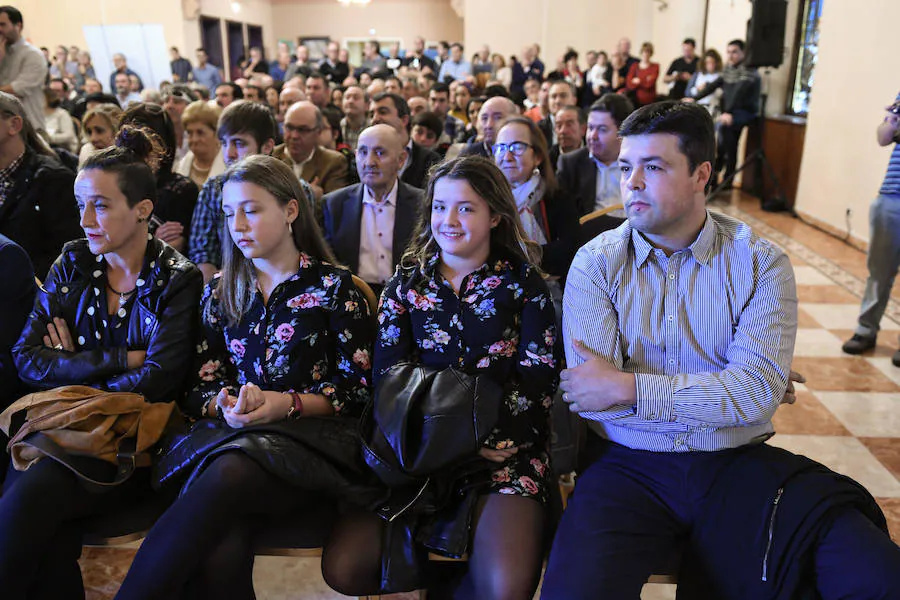 El hijo de Miguel Madariaga, Mikel, junto sus dos hijas, en la presentación que se ha celebrado en el antiguo edificio del Seminario de Derio.