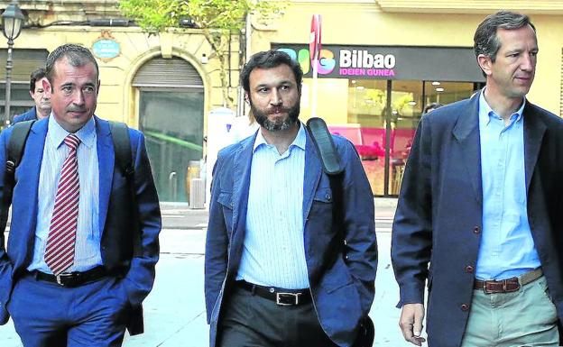 El abogado Eduardo Erenchun, José María Martínez y un amigo del condenado. 