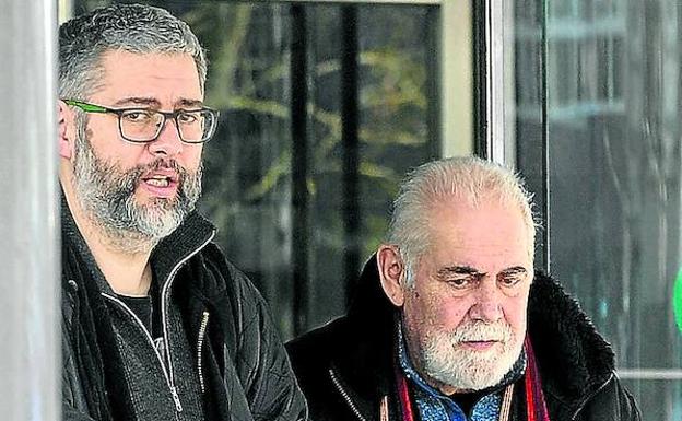 Josu Arruti, con su padre, también procesado en este caso. 