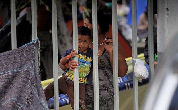 Miembros de la caravana esperan en Tijuana. 