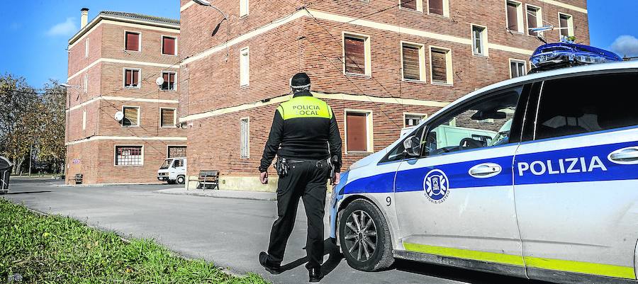 Los bloques de la calle Bustaldea en Aretxabaleta, bajo vigilancia policial esta semana para evitar ocupaciones, encajan en el plan de cesión. 