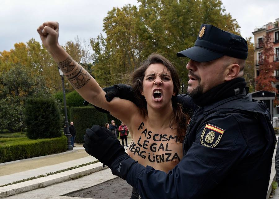 Las mujeres llevaban escrito sobre la piel del pecho el lema «fascismo legal, vergüenza nacional» y han sido increpadas por los participantes en el acto