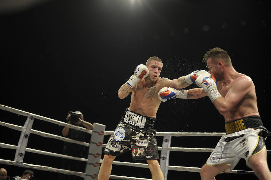 El 'Revólver de Morga', Kerman Lejarraga, gana por K.O. en el cuarto asalto a su adversario inglés.