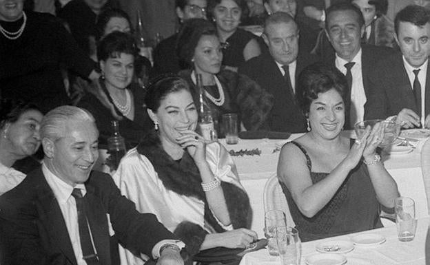 Ava, sentada, durante la fiesta por el bautizo del hijo de Lola Flores en 1961.