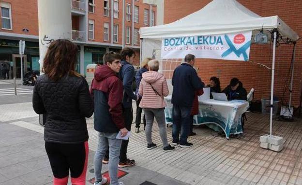 Varias personas votan en San Sebastián.