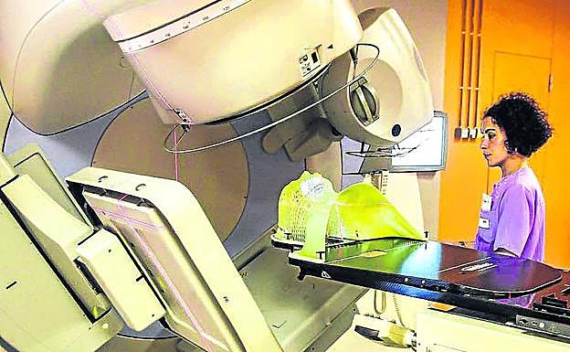 Uno de los dos aceleradores lineales del HUA Txagorritxu.