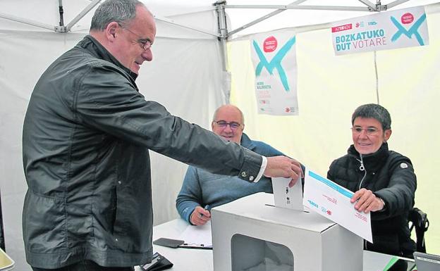 El PNV se volcó con la consulta celebrada el domingo en San Sebastián. En la imagen, Joseba Egibar deposita su voto.