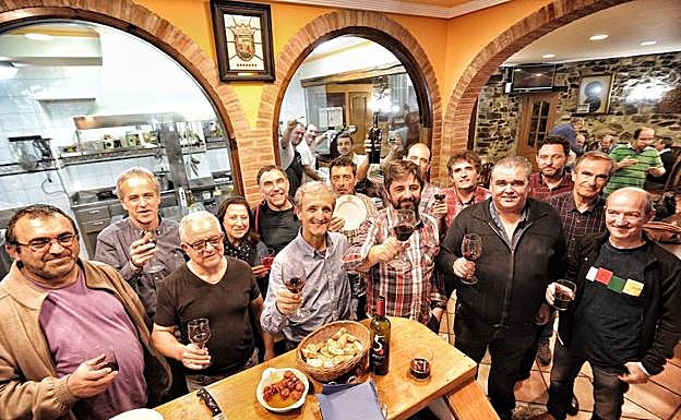 Miembros de la sociedad Eskola Zaharra. 